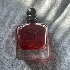 Stronger With You Intensely herrparfym - Stronger With You Intensely från Emporio Armani är en herrparfym med en djup röd färg i en stilren, fyrkantig glasflaska med rundad silverfärgad kork. Doften är intensiv och modern, perfekt för dig som gillar kraftfulla och varma toner.