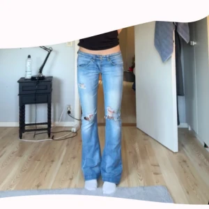 Lågmidjade jeans - Ett par jätte snygga lågmidjade jeans från only med fina fickor! 