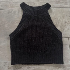 Topp  - En svart topp från H&M i storlek XXS. Toppen är i bra skick, säljer då den inte kommer till användning och är för liten. 