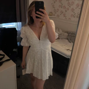 Vit klänning Adoore - Superfin vit klänning från adoore med puffärmar och v-ringning. Endast testad en gång💗