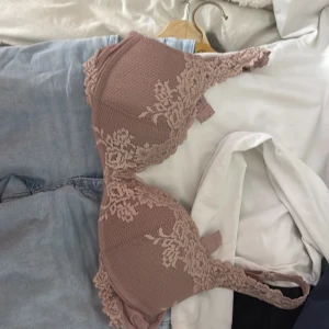 Rosa spets-bh från Intimissimi - Säljer en superfin ljusrosa bh från Intimissimi med vacker spetsdetalj och blommigt mönster. Bh:n har vadderade kupor och breda axelband i spets för extra komfort och snygg look.
