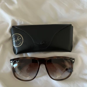 Ray-Ban Boyfriends solbrillor - Säljer ett par skön rb4147 brillor! | Utmärkt skick! | Kommer med fodral lite skadat men fungerar lika bra! | Storlek 60:15 standard storlek skulle jag säga så passar i princip alla! | Ställ gärna frågor innan du köper!