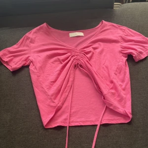 Sommar tröja - kan spännas in o ut med snörena i mitten💗kontakta vid intresse! betalning via swish💗
