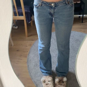 Low waist bootcut jeans  - Snygga low waist jeans med bootcut. Storlek 27/S Byxorna kommer från weekday, original pris 500kr. Om du inte är nöjd med mitt pris så lägg er prisförslag🤩