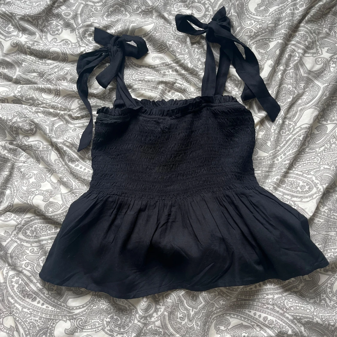 Svart topp med knytband - 2