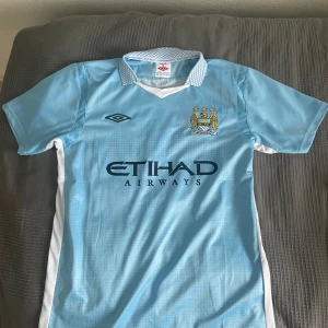 Manchester City Retro 2011/12 storlek M Jovetic - Retro Manchester City Tröja Storlek M säljes 