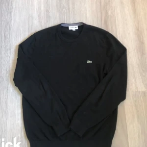 Tröjor paket - Lacoste och Les deux tröjor! Storlek S på båda, i gott skick, hör av er vid frågor!