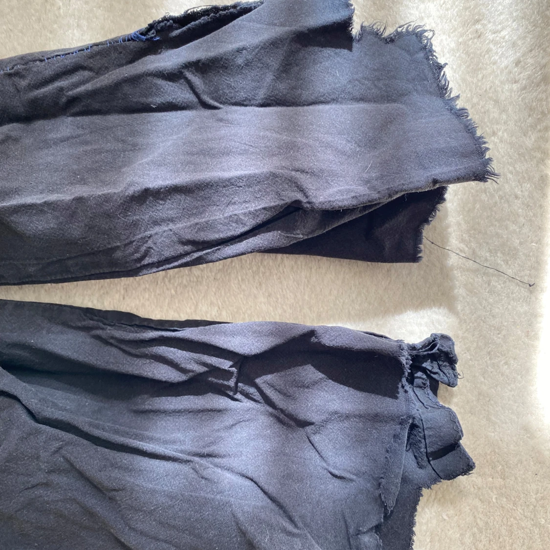 Svarta byxor från Heavy med råa benslut - 3