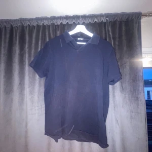 Blå  piké t-shirt från Filippa k - Hej, säljer nu min blåa Filippa k pike eftersom den ej passar mig längre! Condition är: 8/10 Hör av dig om du har några frågor!