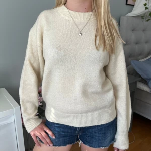 Beige stickad tröja - Mysig beige stickad tröja som endast är använd 1 gång. Storlek 146/152 men passar xs-s!