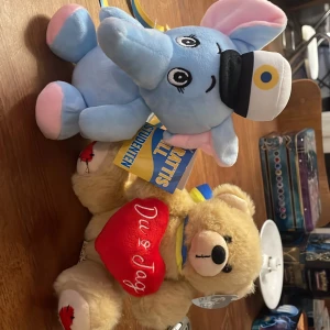 Studentnalle och blå elefant med studentmössa - Studentmjukisar, Elefanten är som ny knappt bärts och Nallen har lite små hål i bandet, annars är dem båda superfräscha och med taggar kvar. 30kr st eller båda för 50kr exklusive frakt. Kan även mattas upp plattan på Tc! Frågor? Kom DM!!