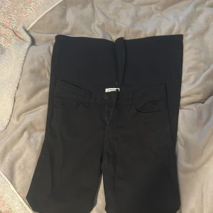 Svarta jeansbyxor från Lindex - Svarta jeansbyxor från Lindex, lowwaist och bootcut/ flared. Byxorna har normal passform och är tillverkade i ett stretchigt bomullsmaterial för extra komfort. Om ni ser några vita streck eller nått är de bara lite katthår! Tar såklart bort innan jag postar (de är allergivänliga)!💗