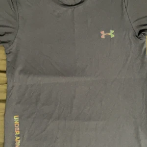 Blå träningst-shirt från Under Armour - Säljer en mörkblå t-shirt från Under Armour då jag inte haft användning av den