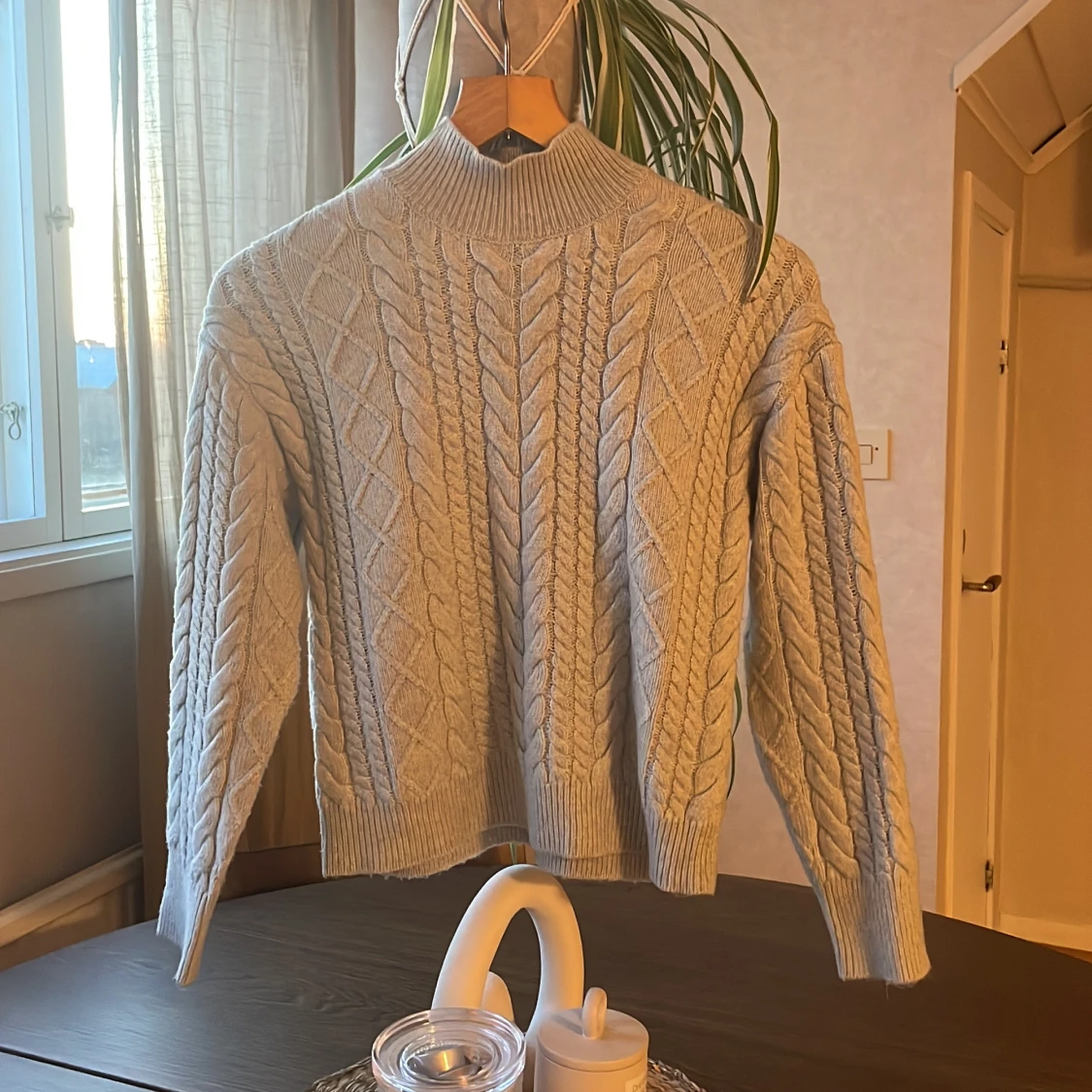 Grå stickad tröja med kabelmönster - 1