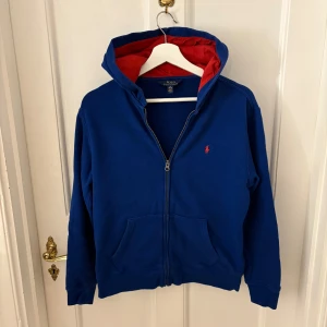 Ralph lauren -XS - Fett zip från Ralph Lauren  🔥 Snygg att ha över en t-shirt eller hoodie. Funkar året runt och är i bra skick – inga konstigheter.  📏 Mått (plagget ligger platt): • Bredd: 49 cm • Längd: 60 cm