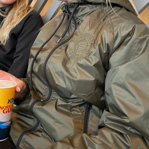 Hammarby jacka - Säljer en helt ny Hammarby jacka endast använd 1 gång. Vindjacka med logga på bröstet och luva, storlek M/L💚🤍