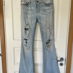 Ljusblå bootcut jeans från Reign Italia - Orginal priset var 2100kr Mid Waist Jeans Size 28 Innerbenslängd: 85 cm Midjamått tvärs över: 40 cm Passar S och XS Kan säga att när jag har på mig dem så får jag SÅ många komplimanger 💕