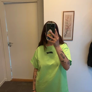 Billie Eilish neon tröja - Billie Eilish neon tröja i storlek L. Den är i väldigt bra skick då den knappt är använd. Som referens är jag är 158cm och den sitter som ni ser på bilden. Pris kan diskuteras.