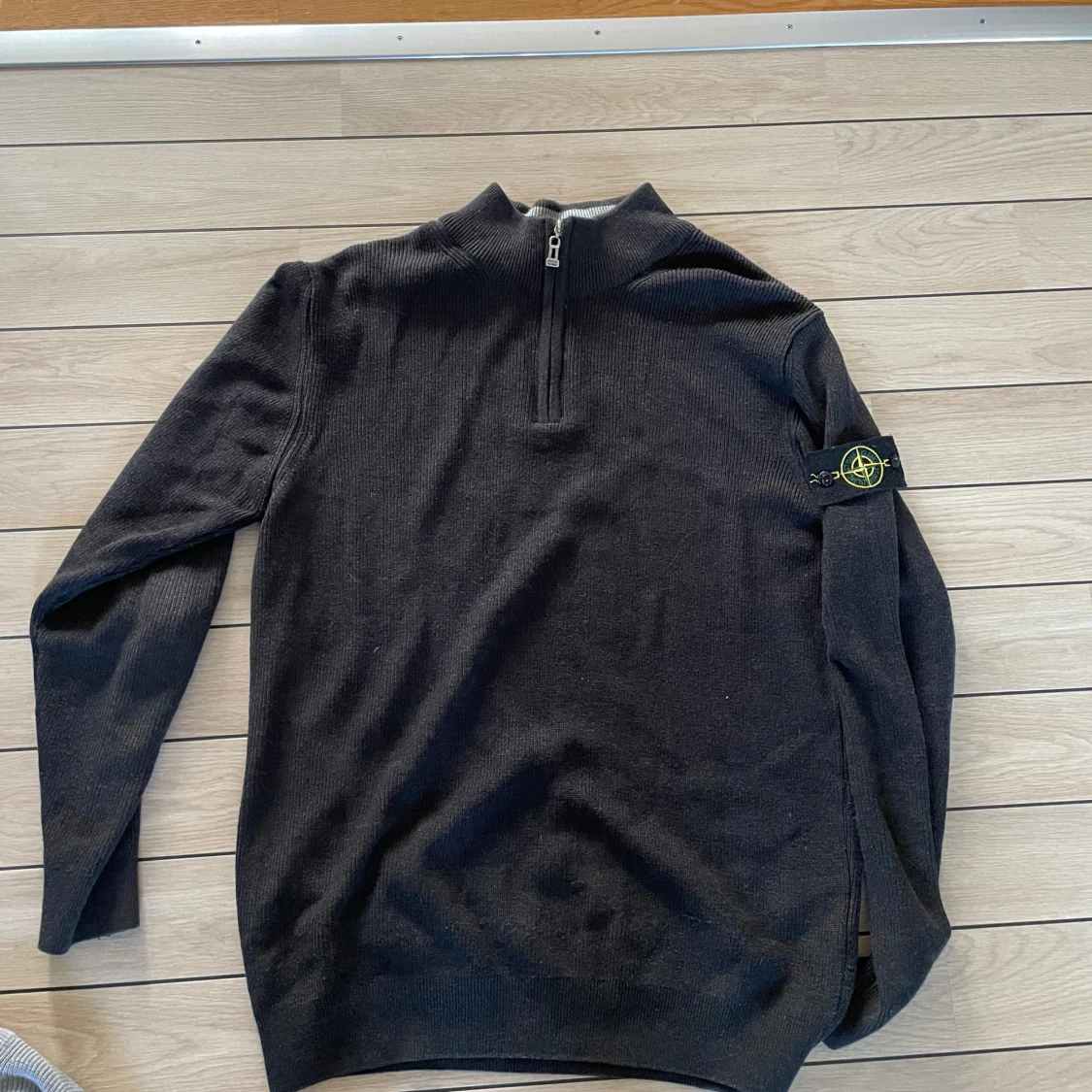Svart stickad half zip från Stone Island
