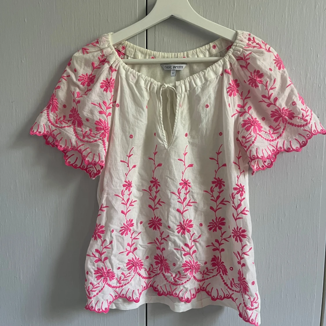 Vit blus med rosa broderi✨ - 2