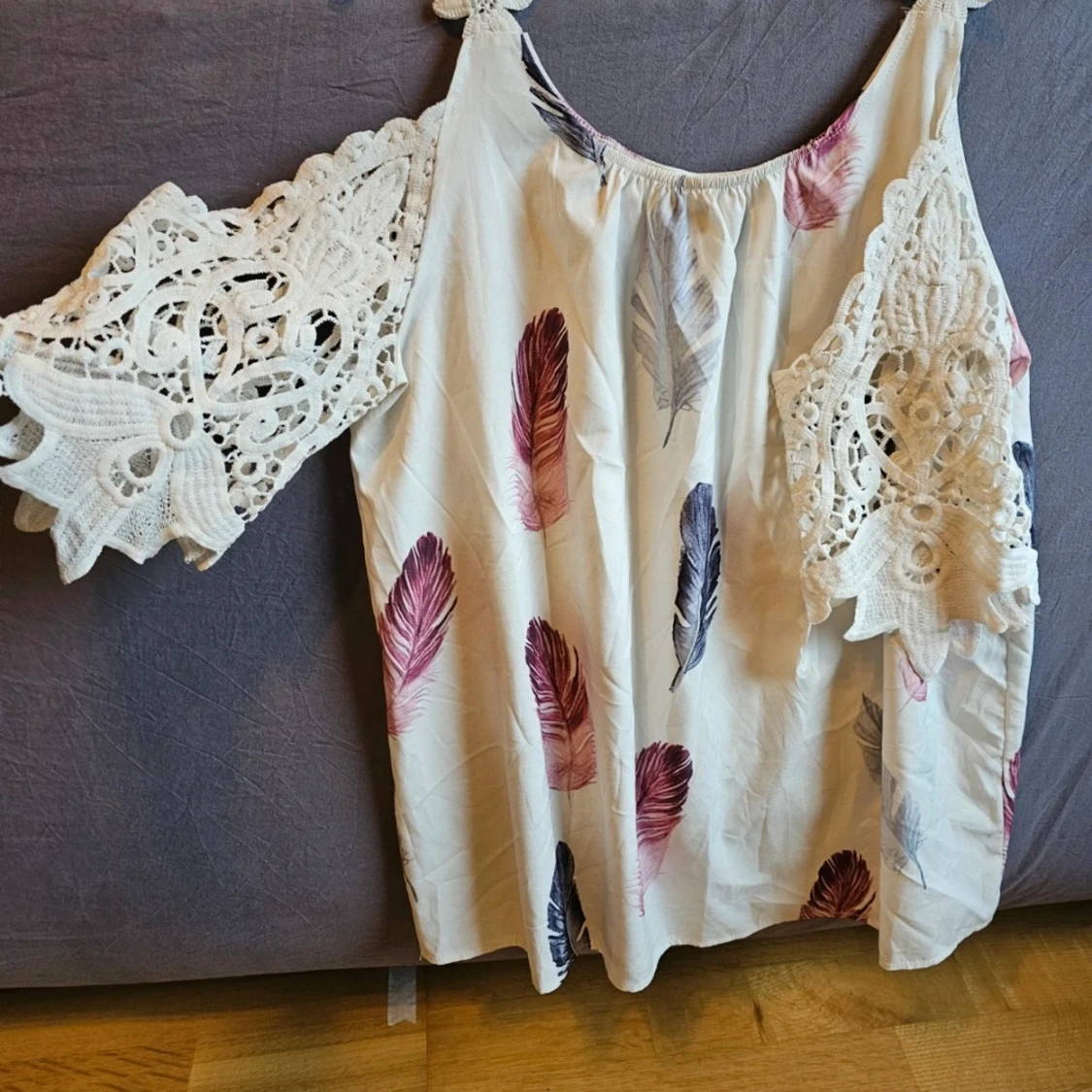 Vit blus med spetsärmar från Sheilay