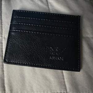 Svart kortfodral från Armani i skinn - Fin och i bra skick 