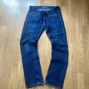 Acne Jeans slim - Ett par väldigt sköna slim fit jeans från Acne i stilren design. Lite skav nere vid benen som jag tycker bara adderar och ger en skön kontrast till det blåa 🙌