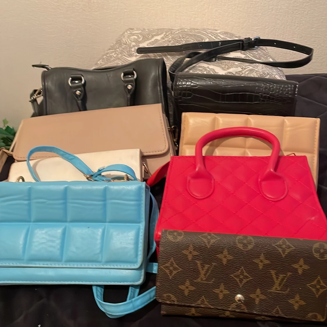 Mix av trendiga väskor & plånbok