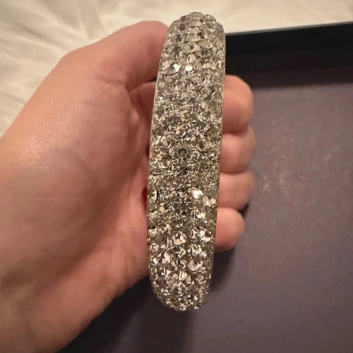  Glittrigt silverarmband med stenar