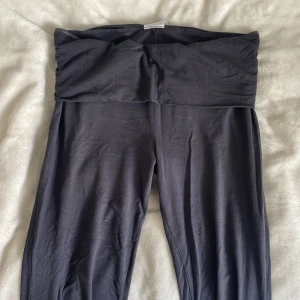 Gråa yoga pants  - Säljer eftersom att dem e för stora på mig, dem har inga defekter. Priset kan diskuteras!!