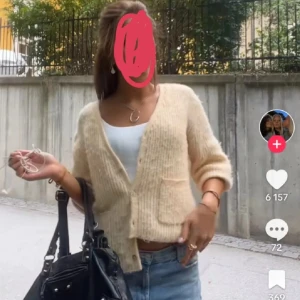 Beige stickad kofta - Säljer denna snygga stickade kofta då den inte kommer till användning. Perfekt nu till våren och sommaren💗lånad bild!