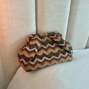 Clutch väska från Beck Söndergaard - Säljer en clutch väska från Beck Söndergaard med snyggt zigzag-mönster i bruna, beige och svarta toner. 
