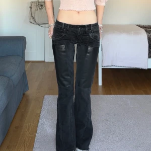 Svarta lågmidjade jeans - midja: 77 innerben: 81 🤍 lågmidjade jeans vintage från Crocker sydda bootcut 🤍 jag är 173cm & stl S/36/28 för referens 🤍 använd gärna ”Köp nu” 🤍 Har coola detaljer 🤍