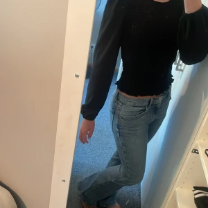 Svart blus  från ONLY - Supersnygg svart blus från ONLY i storlek S. Blusen är figurnära och har rund halsringning. Älskat denna då man kan ha den när som men tyvärr börjat växa ur:(