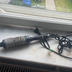 Rundborste med värme från Björn Axén - Säljer min värmeborste från Björn Axén då den inte kommer till användning. Den är i perfekt skick och fungerar exakt som den ska