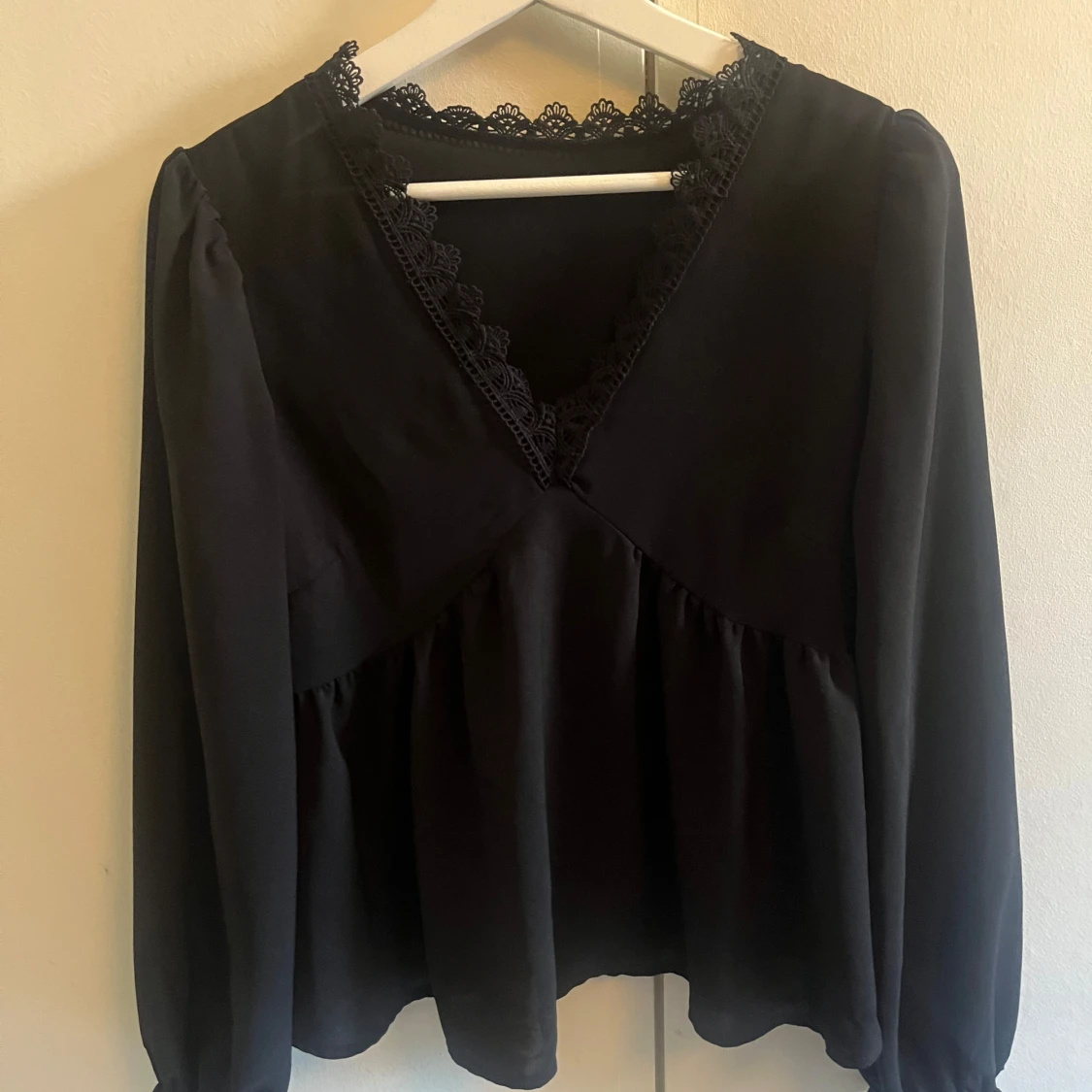 Svart blus med spets och v-ringning - 1