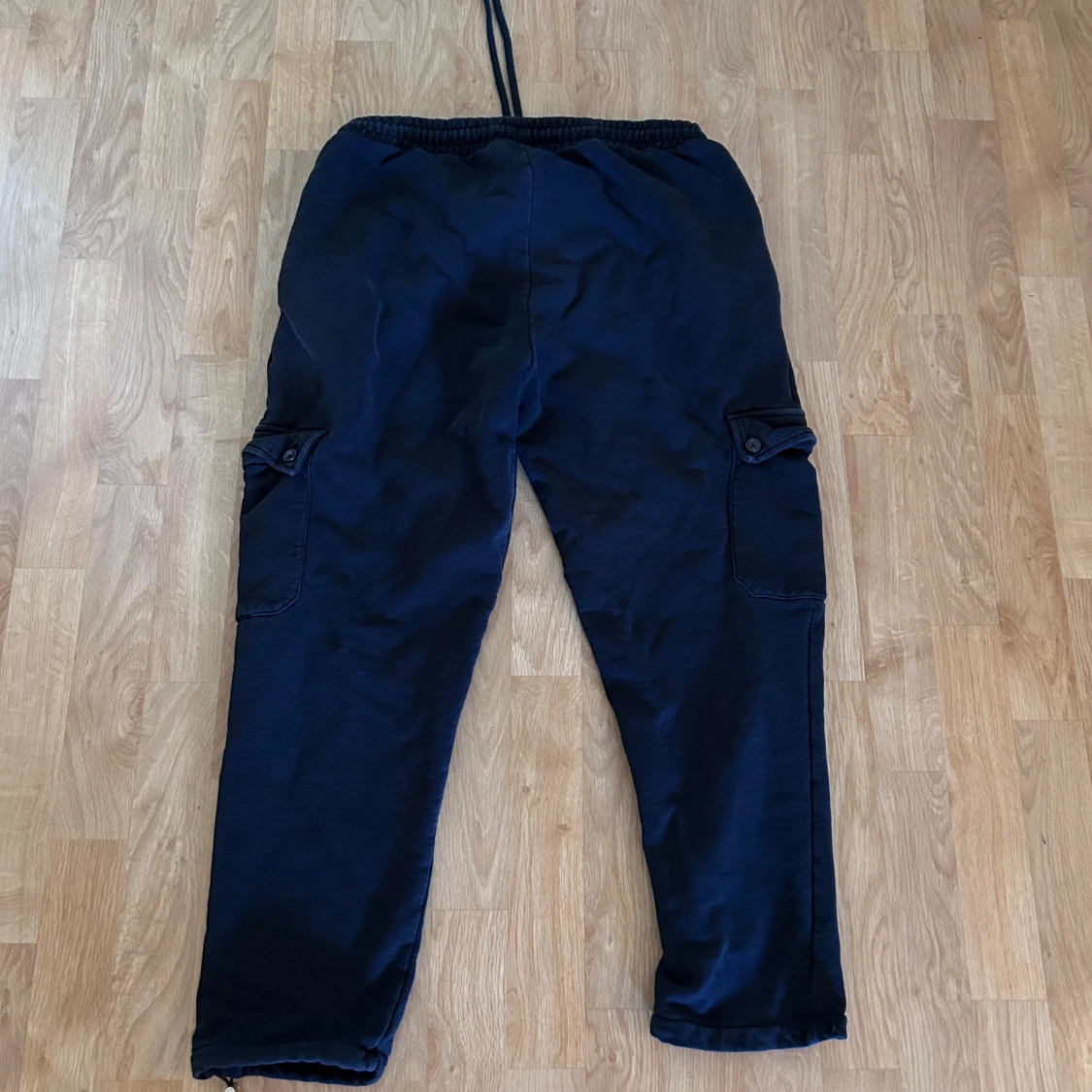 Svarta cargopants från ASOS DESIGN - 1