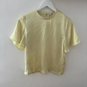 Ljusgul blus  - Supersöt ljusgul blus från Mango i storlek XS men passar oxå S! Materialet är som silk💕