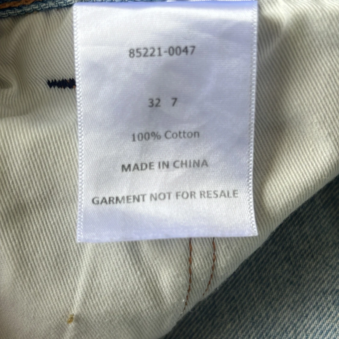 Levi's ljusblå jeansshorts med rå kant - 2