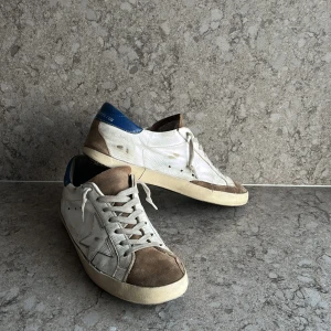 Golden goose skor - Säljer ett par äkta golden goose skor för bra pris, skorna har slitits undertill därav priset, vid funderingar och frågor är det bara att skriva osv🤗