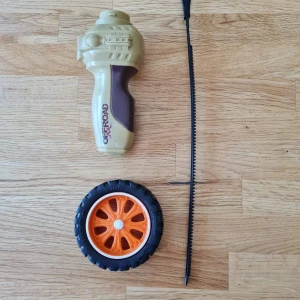 Offroad leksaksbil - Säljer en offroad-leksaksbil i mycket bra skick. Perfekt för barn som älskar äventyr och lek utomhus (eller inomhus!). Den har en robust design med däck som klarar tuff terräng. Lätt att använda. Passar barn 3+.