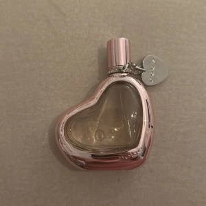 Bebe parfym - Mycket fin och god parfym från Bebe. Halvfull