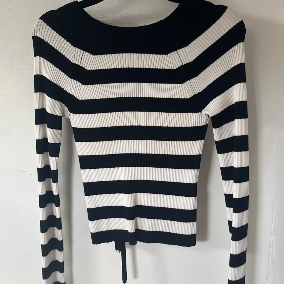 Randig ribbad topp med snörning från Zara