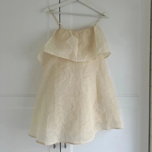 Cremevit klänning - Så söt cremevit klänning från hm, endast använd en gång. Axelbanden går att justera och klänningen passar xs/s☺️