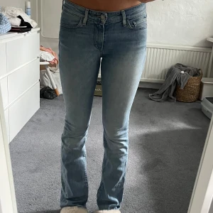 Levi's 715 Bootcut ljusblå jeans - Säljer ett par Levi's 715 Bootcut jeans i ljusblå tvätt. Klassisk femficksmodell med bootcut-ben och normal passform. Jeansen har en snygg, något urtvättad look och är tillverkade i mjukt denim. Storlek 27 men sitter som xs/s. Innerbenslängd 80cm, midja 37cm