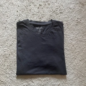Mörkgrå Jack & Jones T-shirt - Skick: 8/10  Märke: Jack & Jones   Storlek: XS  Färg: Mörkgrå ✅