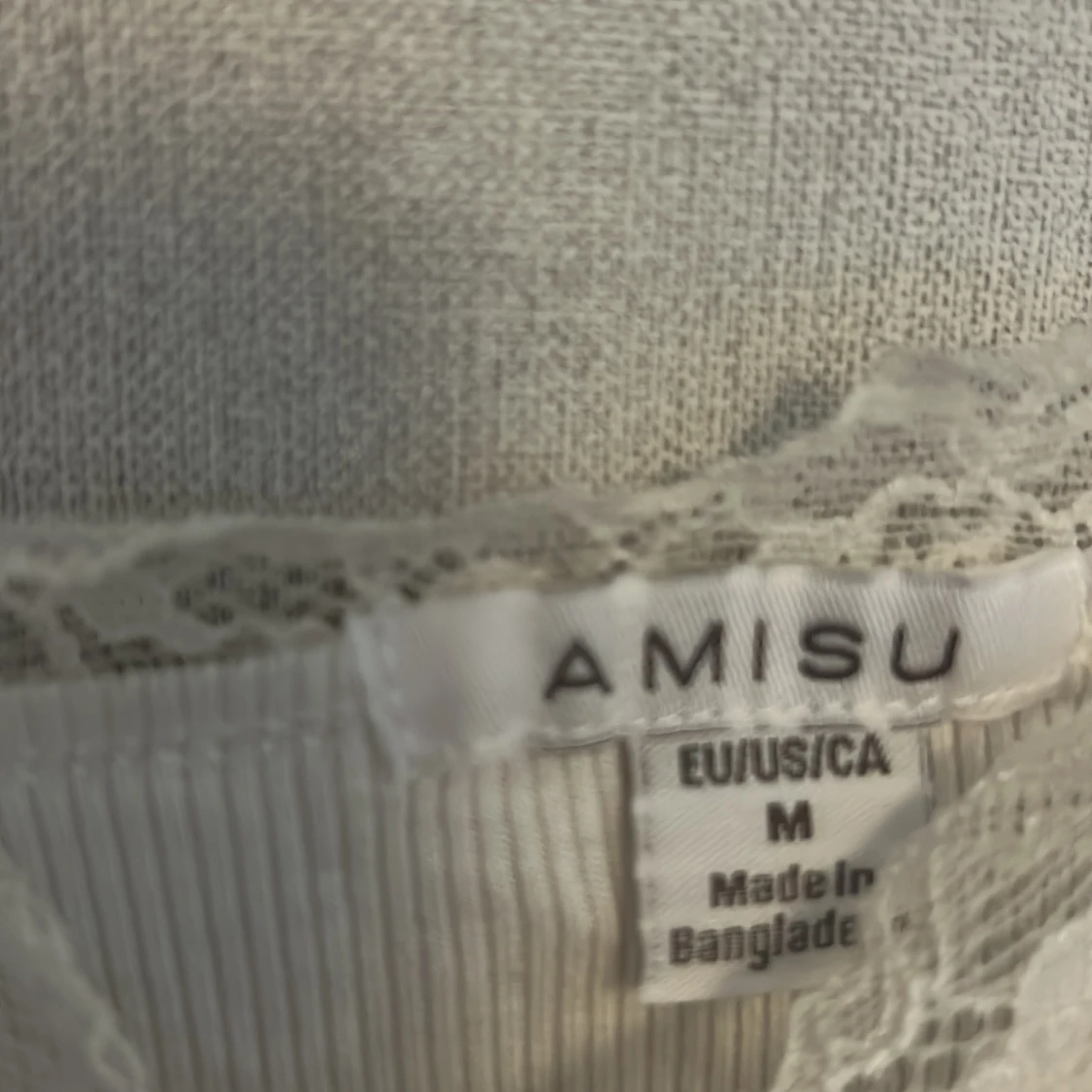 Vit spetslinnetopp från Amisu - 2