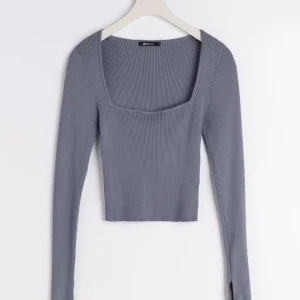 Ribbad långärmad topp Gina Tricot - Supersnygg ribbad långärmad topp från Gina Tricot med fyrkantig urringning. Modellen är croppad och sitter tight. Färgen är mörkblå och materialet är mjuk stickad bomullsmix. Perfekt till jeans eller kjol för en trendig look. Säljer den mörkblåa för att förtydliga💕
