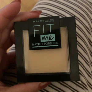 Maybelline Fit Me Matte + Poreless puder - Maybelline Fit Me Matte + Poreless puder i färgen 105 Natural Ivory. Kompakt puder i fyrkantig svart dosa med spegel och applikator. Ger en matt finish och jämnar ut huden. Perfekt för normal till oljig hud.