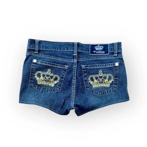 Victoria Beckham shorts - I am selling this lowrise shorts from Jeans Victoria Beckham, size 28 (fits like an S, in my opinion) .Measurements: waist across: 36cm and total length: 22cm. Feel free to reach out if you have any questions about other measurements or details! They are sewn into shorts💞